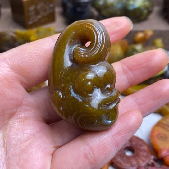 蛇纹石玉未镶嵌颈饰