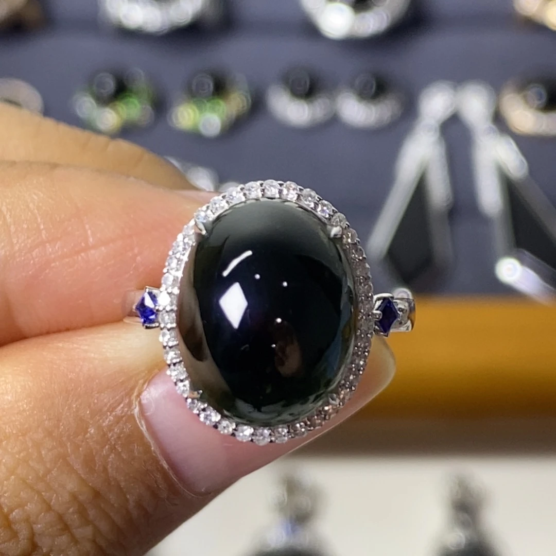 颈饰18K金镶嵌翡翠蛋面戒指