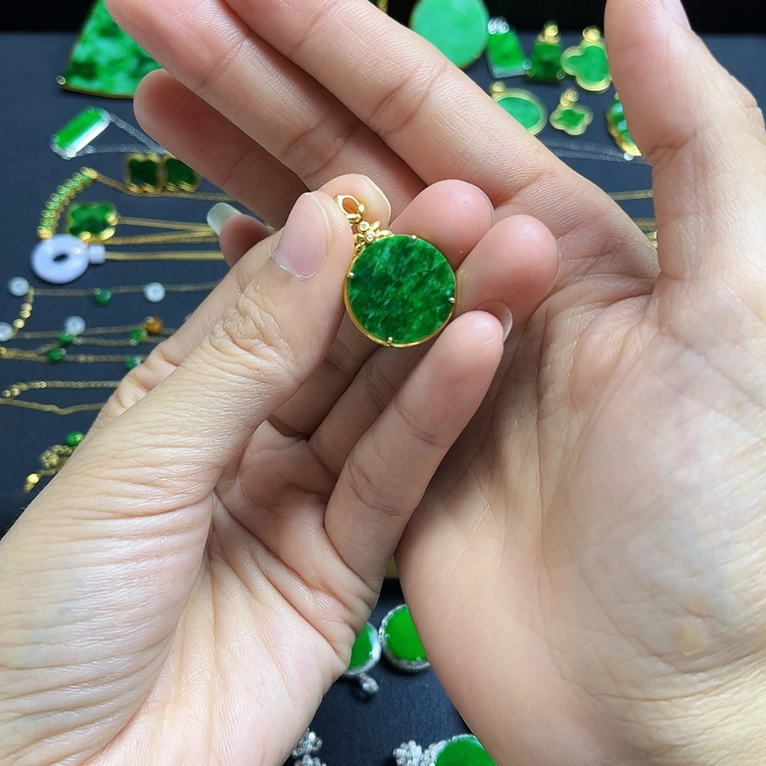 翡翠18K金镶嵌颈饰