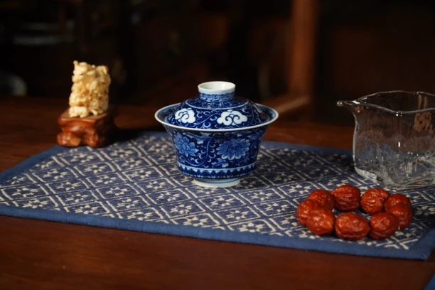 且斋慕明蓝地四季花卉手工手绘盖碗