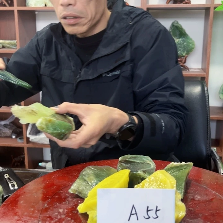 清***月蛇纹石玉未镶嵌珠宝奇石