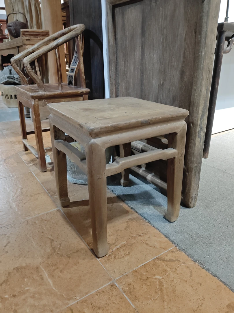 束腰马蹄腿方凳一件，直播链接