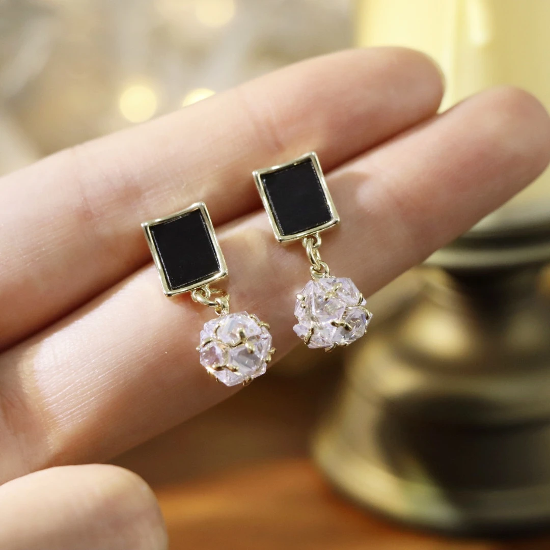 铜合金合成锆石耳饰 【馨嬜】时尚耳钉个性气质小众方形满钻球耳环