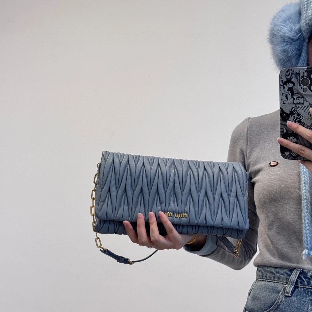 95新 MIU MIU/缪缪 miumiu雾霾蓝褶皱金标钻链腋下包