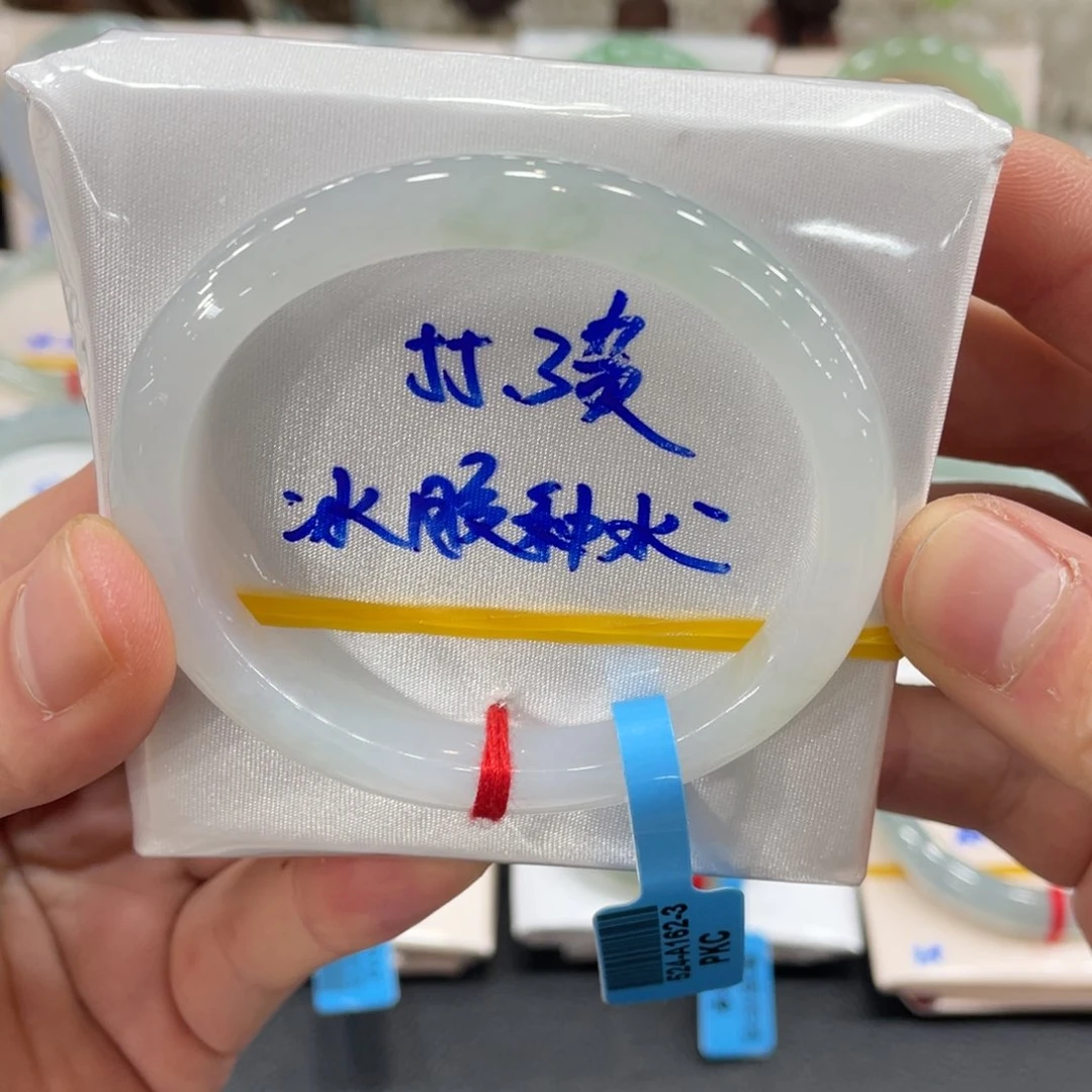 翡翠手镯未镶嵌翡翠