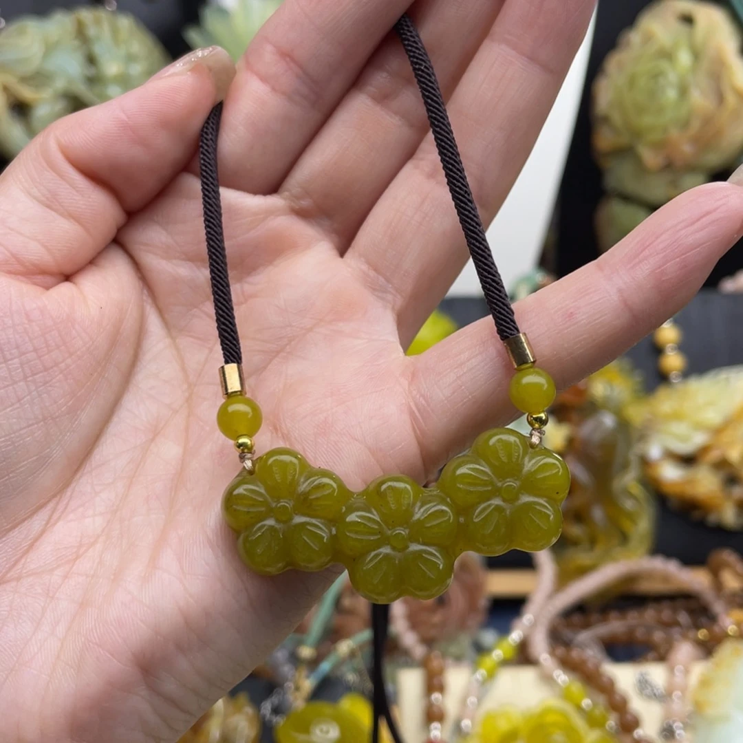 蛇纹石玉未镶嵌颈饰