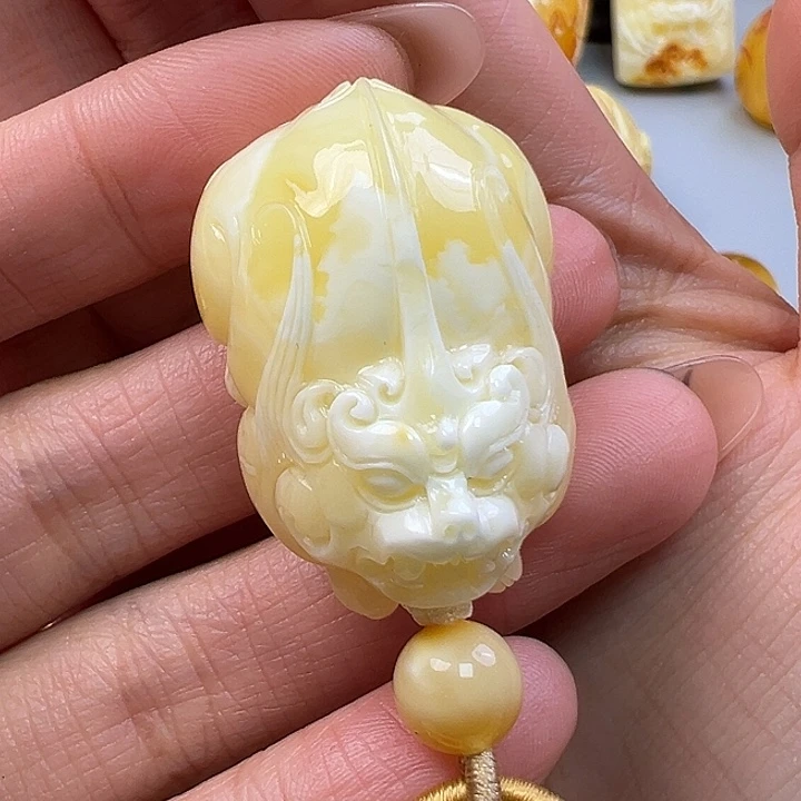 琥珀蜜蜡雕刻件貔貅