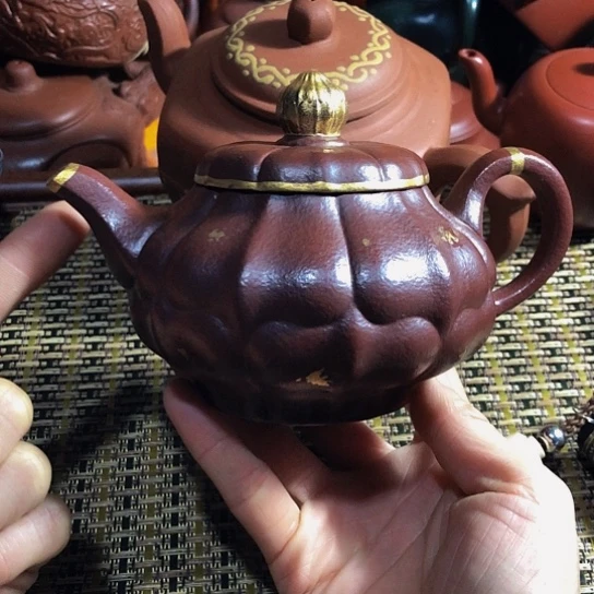 紫砂茶壶原矿泥料手工制作的紫砂壶。