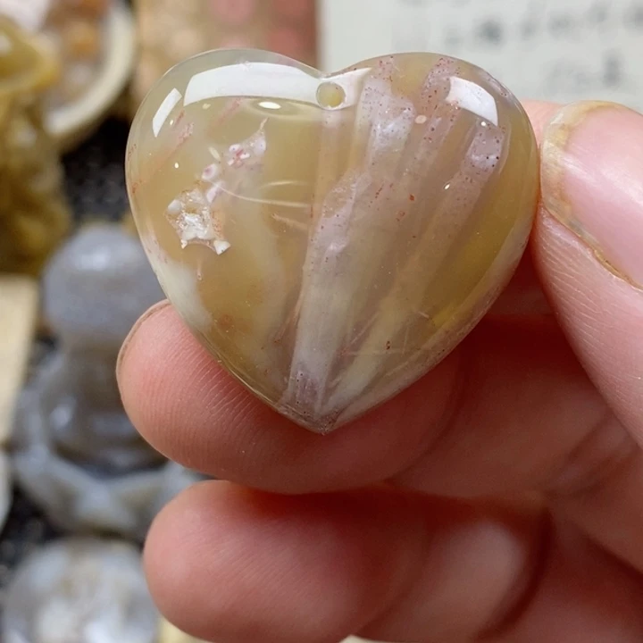 颈饰未镶嵌硅化珊瑚（珊瑚玉）