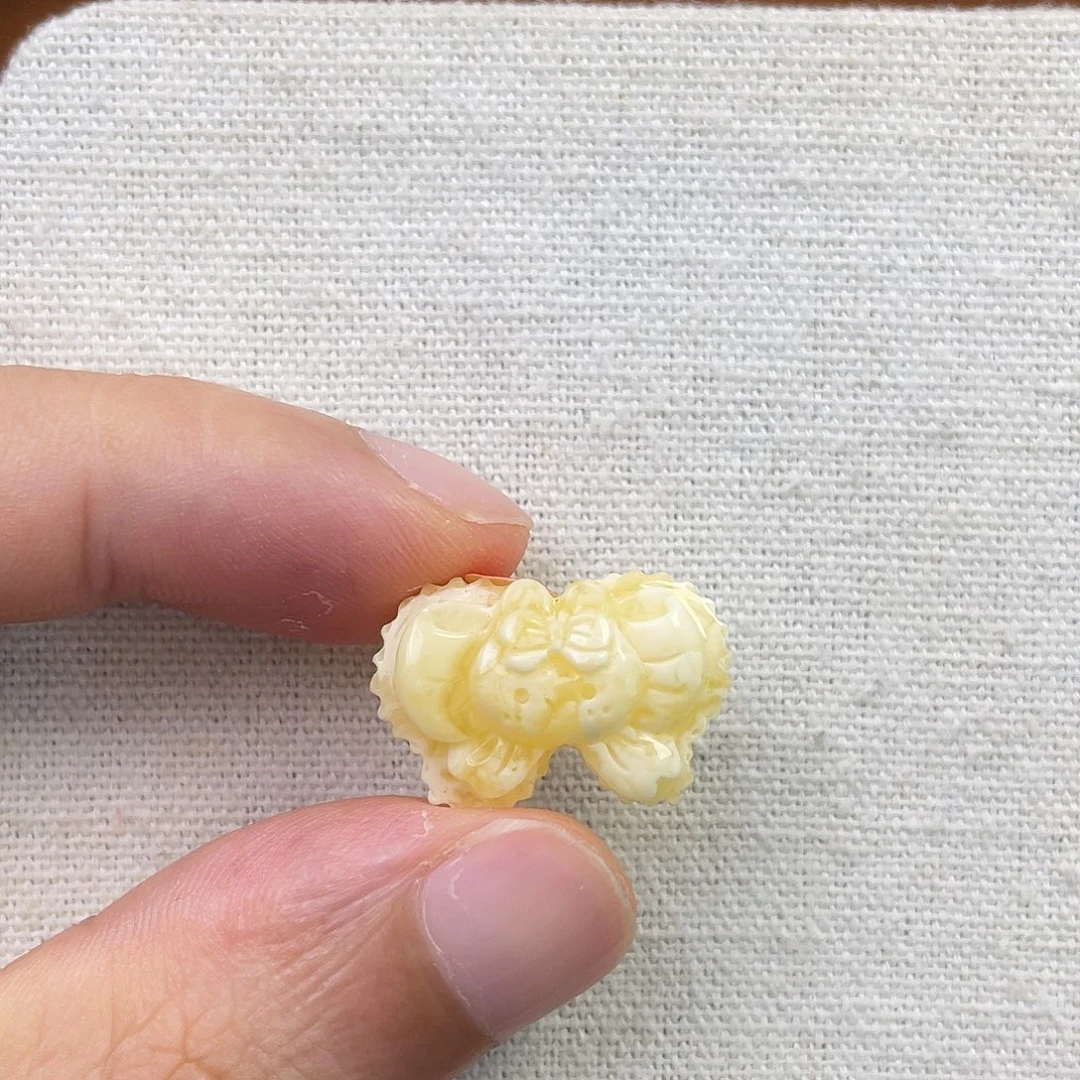 裸石琥珀未镶嵌蝴蝶结小兔