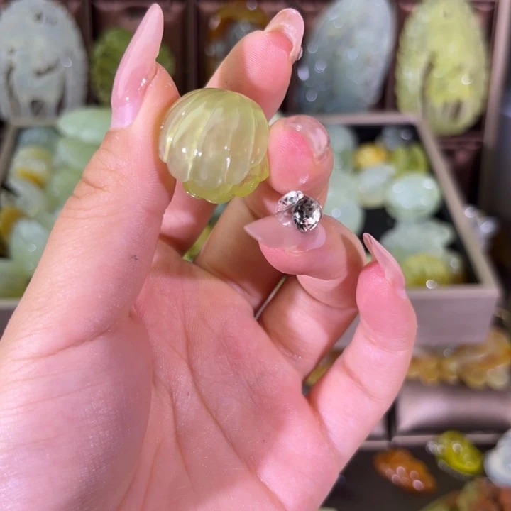 蛇纹石玉未镶嵌颈饰安*?