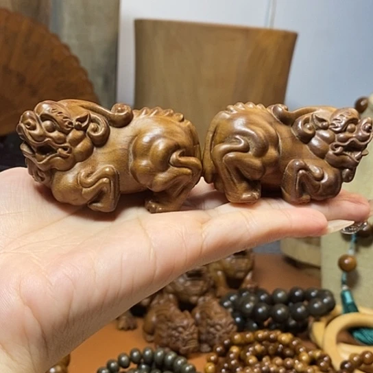 老山檀香貔貅一对手把件