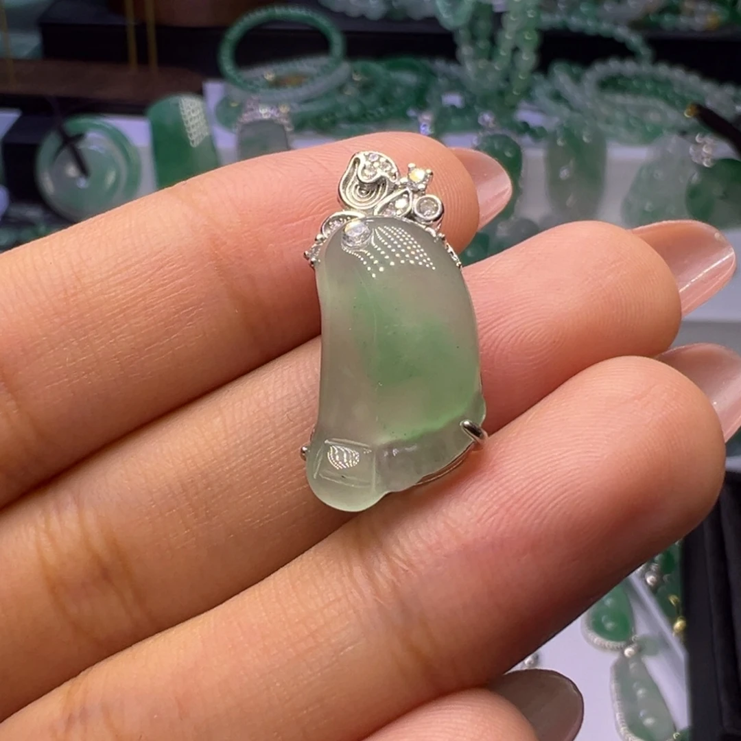 颈饰未镶嵌石英质玉（非洲翠）