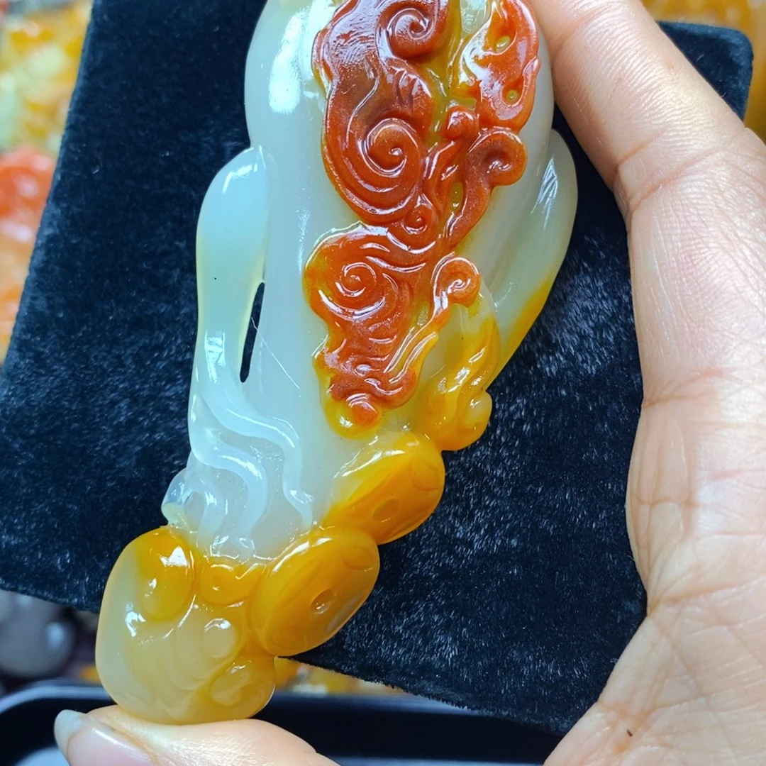 未镶嵌石英质玉（黄龙玉）颈饰