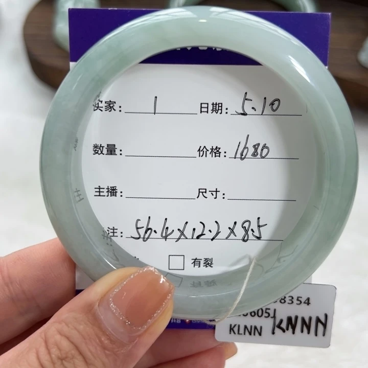 翡翠手镯未镶嵌九*九1。