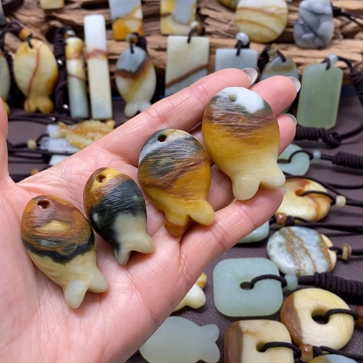 上***定蛇纹石玉未镶嵌颈饰