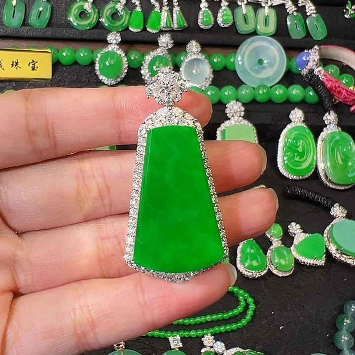 萌***希翡翠18K金镶嵌颈饰