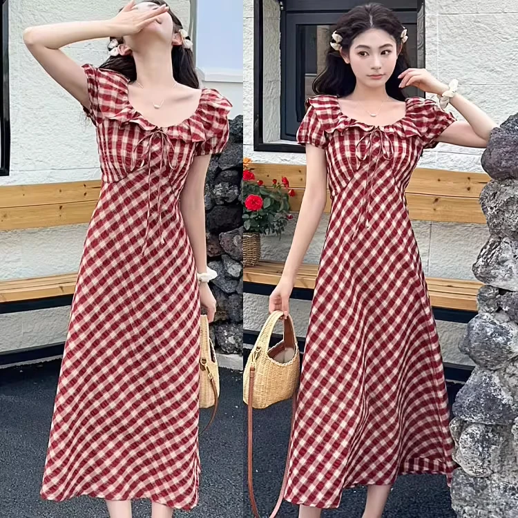 拉夏贝尔2025夏季新款法式复古红色格纹连衣裙女V领荷叶边中长裙