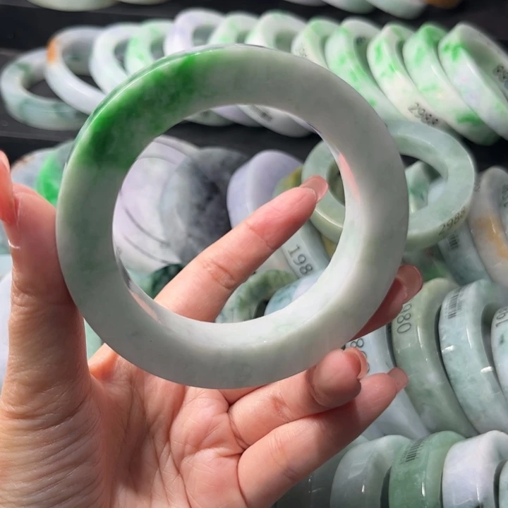 定制翡翠未镶嵌翡翠手镯