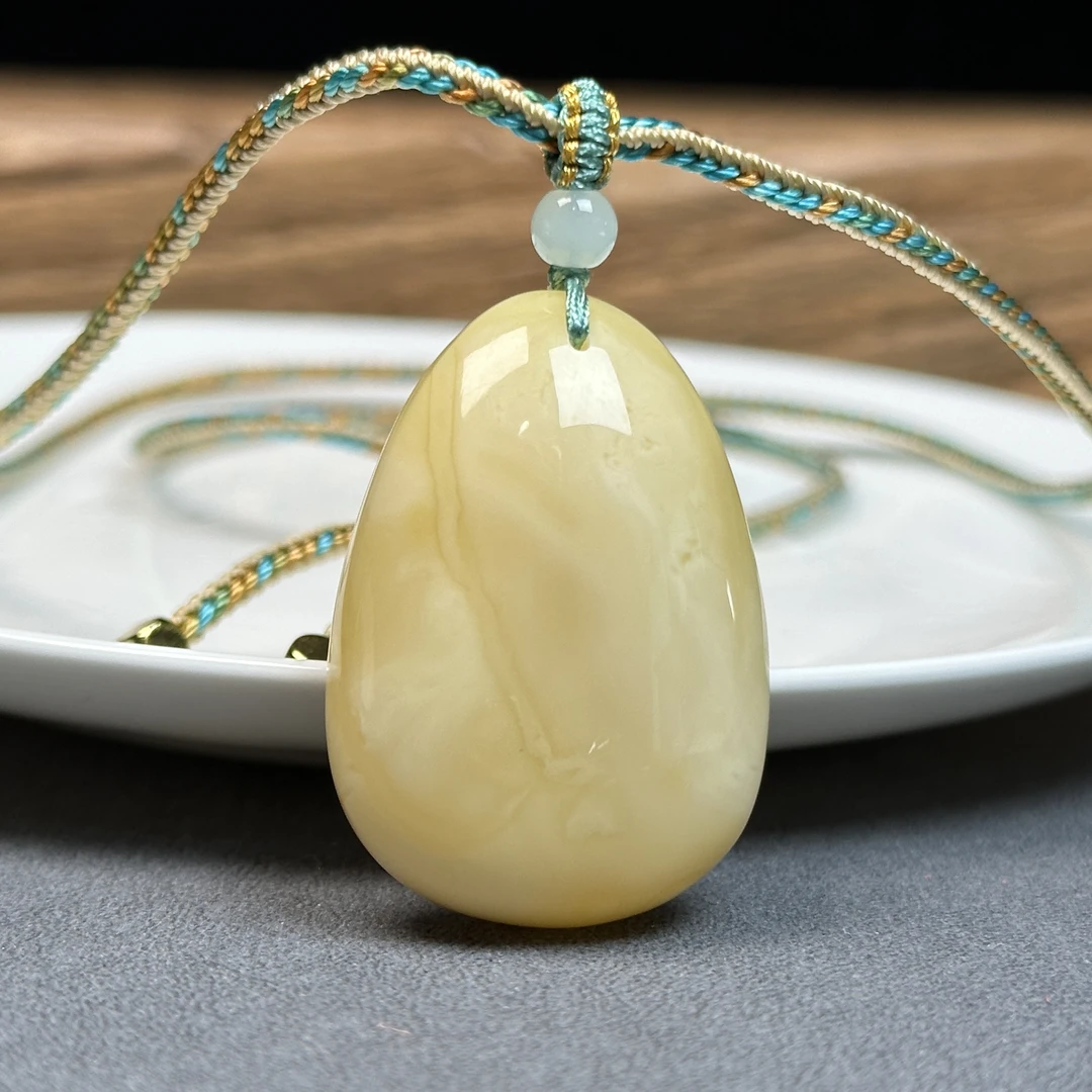 Y1883 天然蜜蜡鸡油黄白花水滴牌28*39*14mm 支持复检 假一罚四