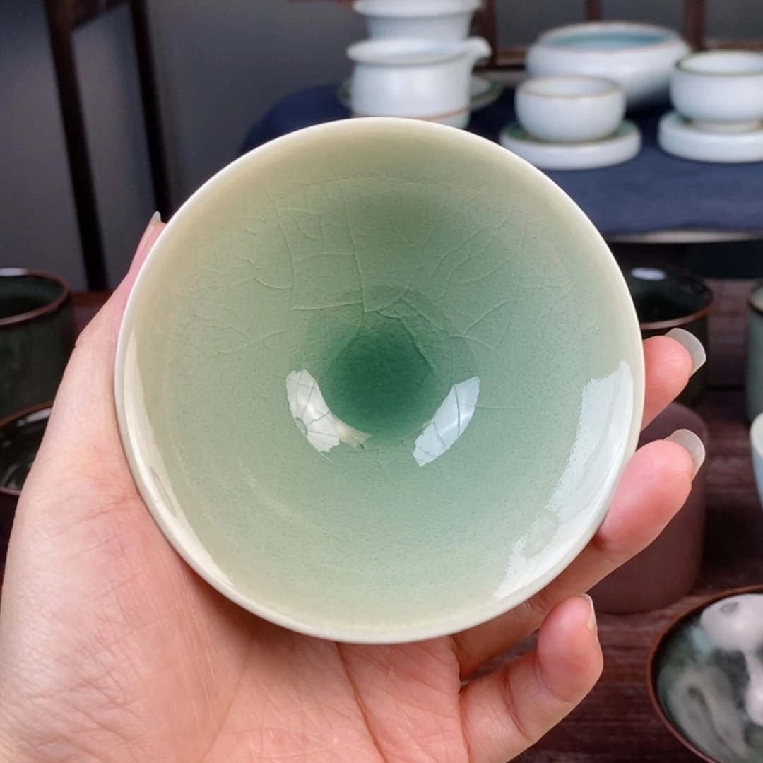 朱砂胎梅子青开片斗笠杯开片