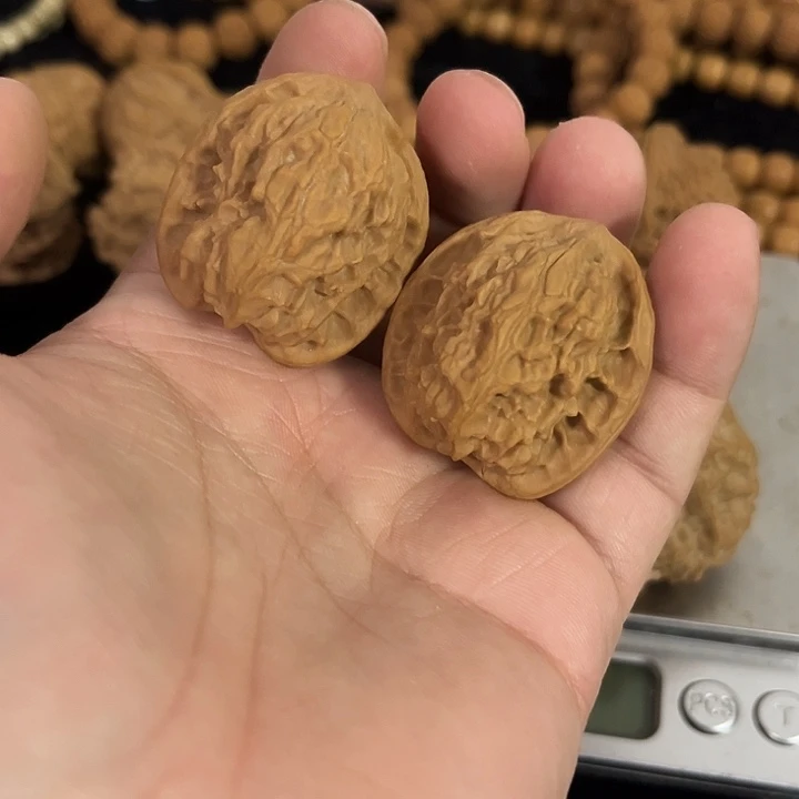 把件文玩核桃33左右微微瑕野狼，编号026