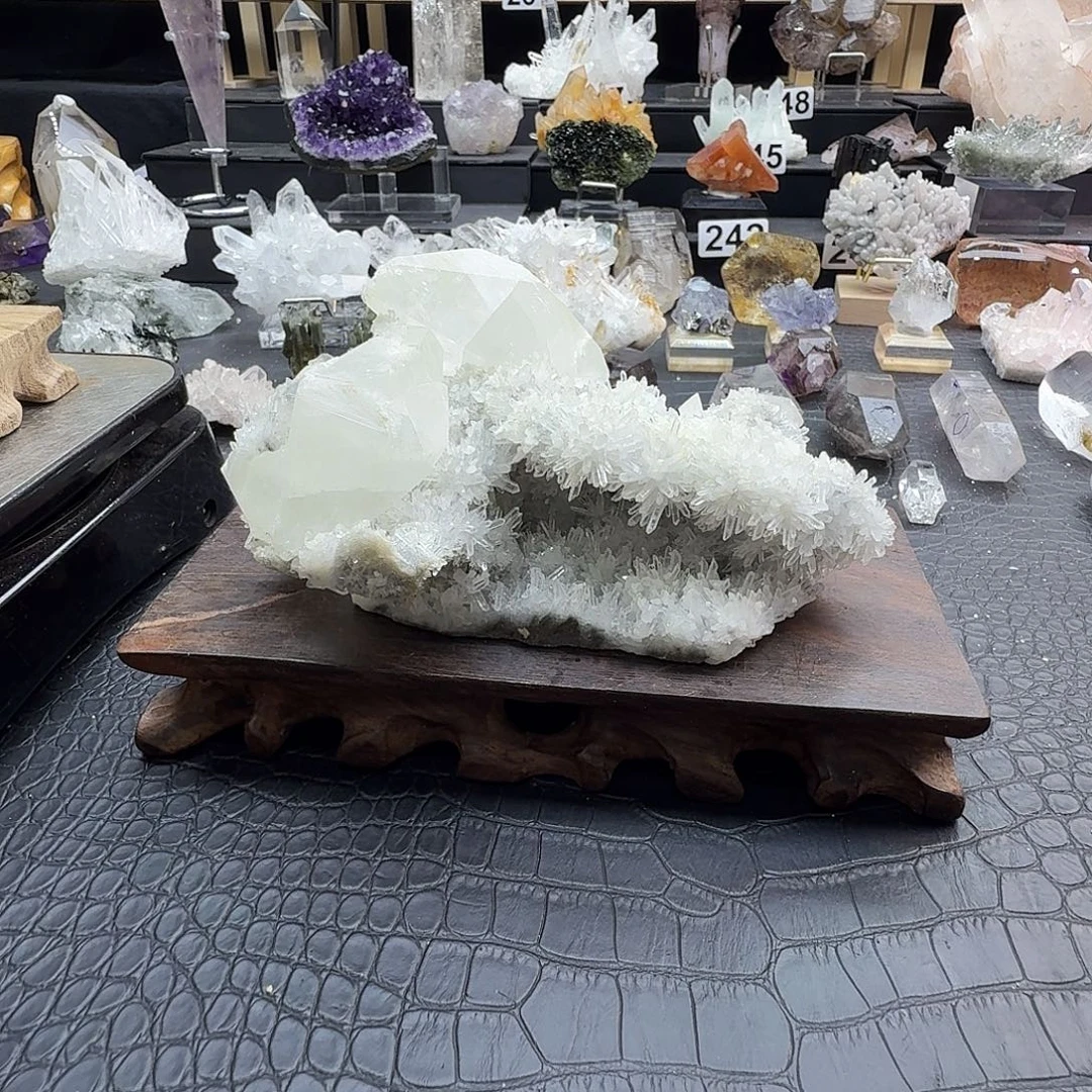 李***。石材天然水晶摆件