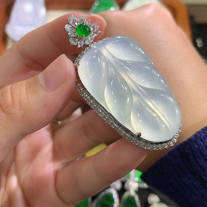 翡翠18K金镶嵌颈饰叶子