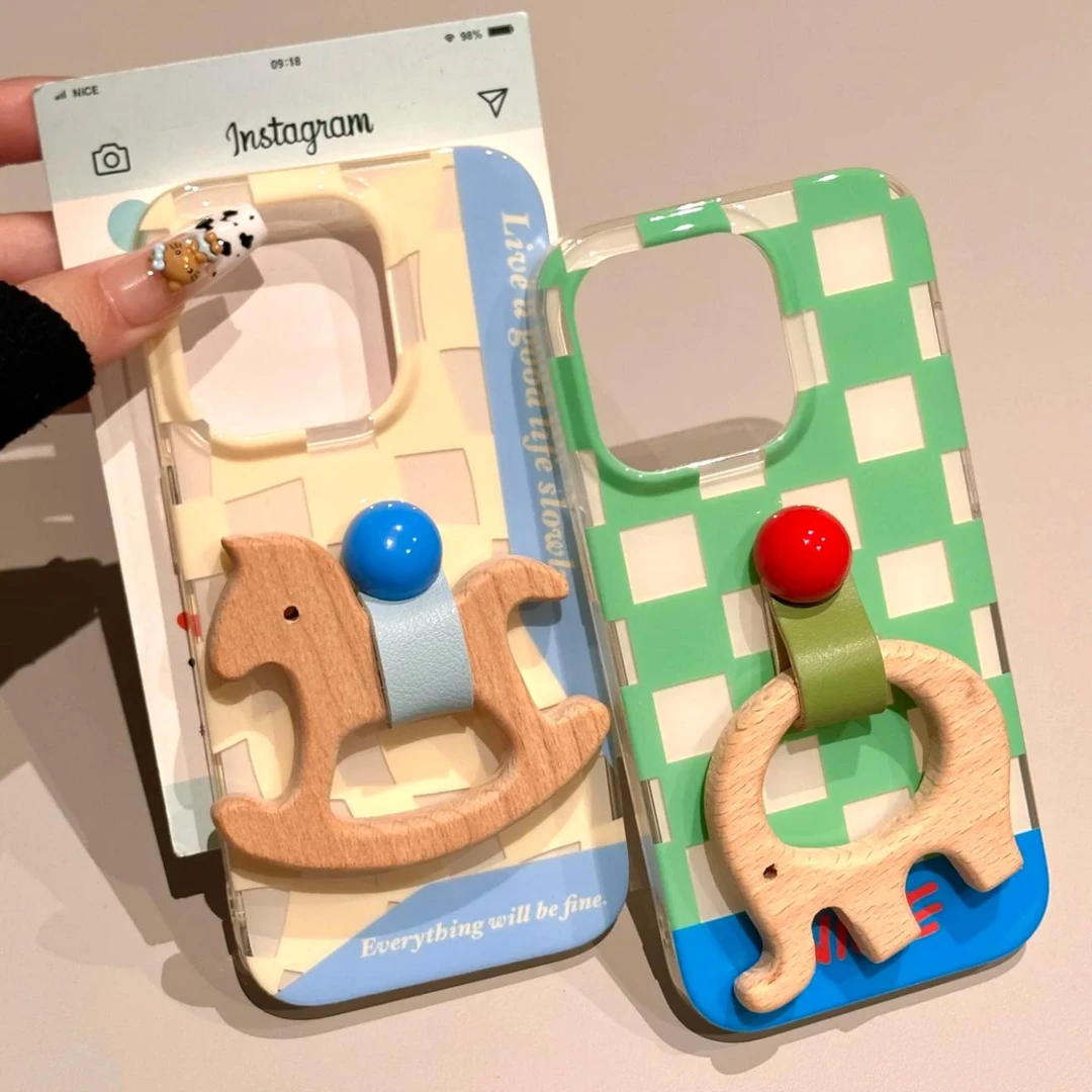 飞虎胜奶白格纹小木马适用iPhone16/15大孔手机壳华为viv小米oppo