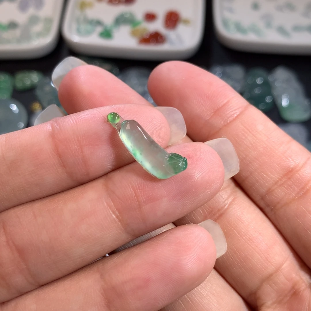 翡翠裸石未镶嵌冰绿瓜