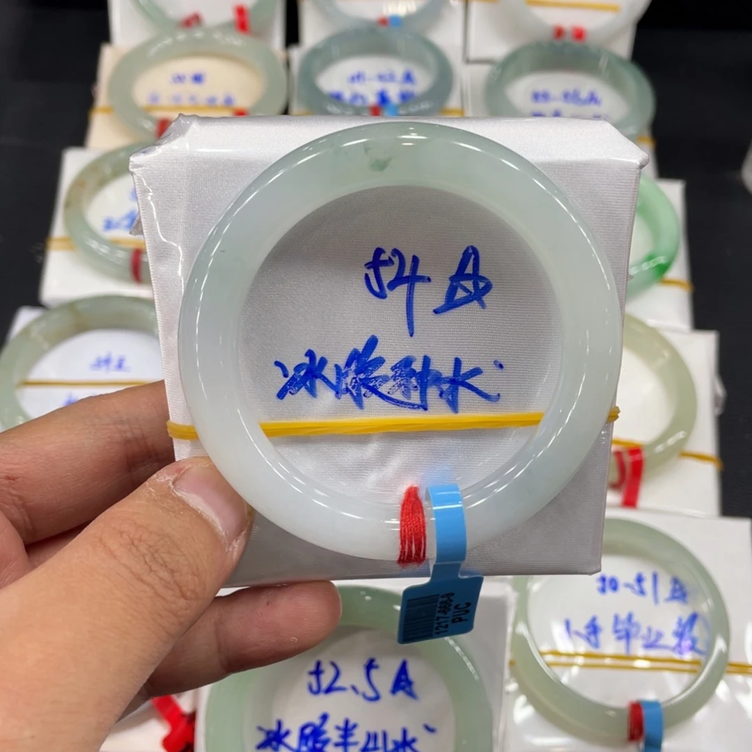 翡翠手镯未镶嵌缅甸翡翠