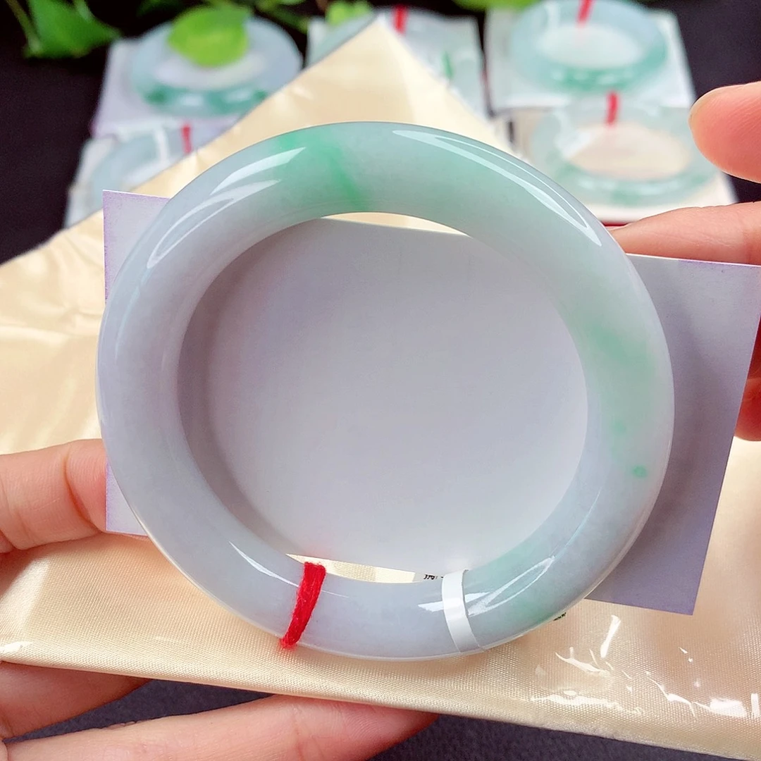 翡翠未镶嵌手镯经典不过时白底青