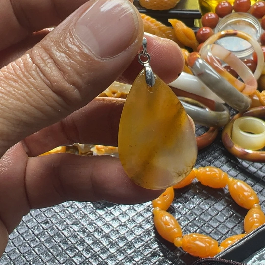 石英质玉未镶嵌颈饰