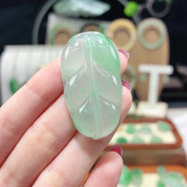颈饰未镶嵌石英质玉（非洲翠）