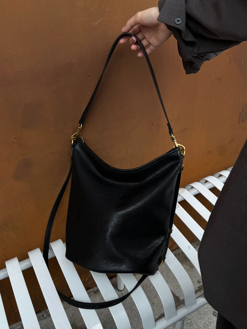 SUWAN新款经典黑色水桶包轻奢感日常通勤百搭时尚女士包包简约款