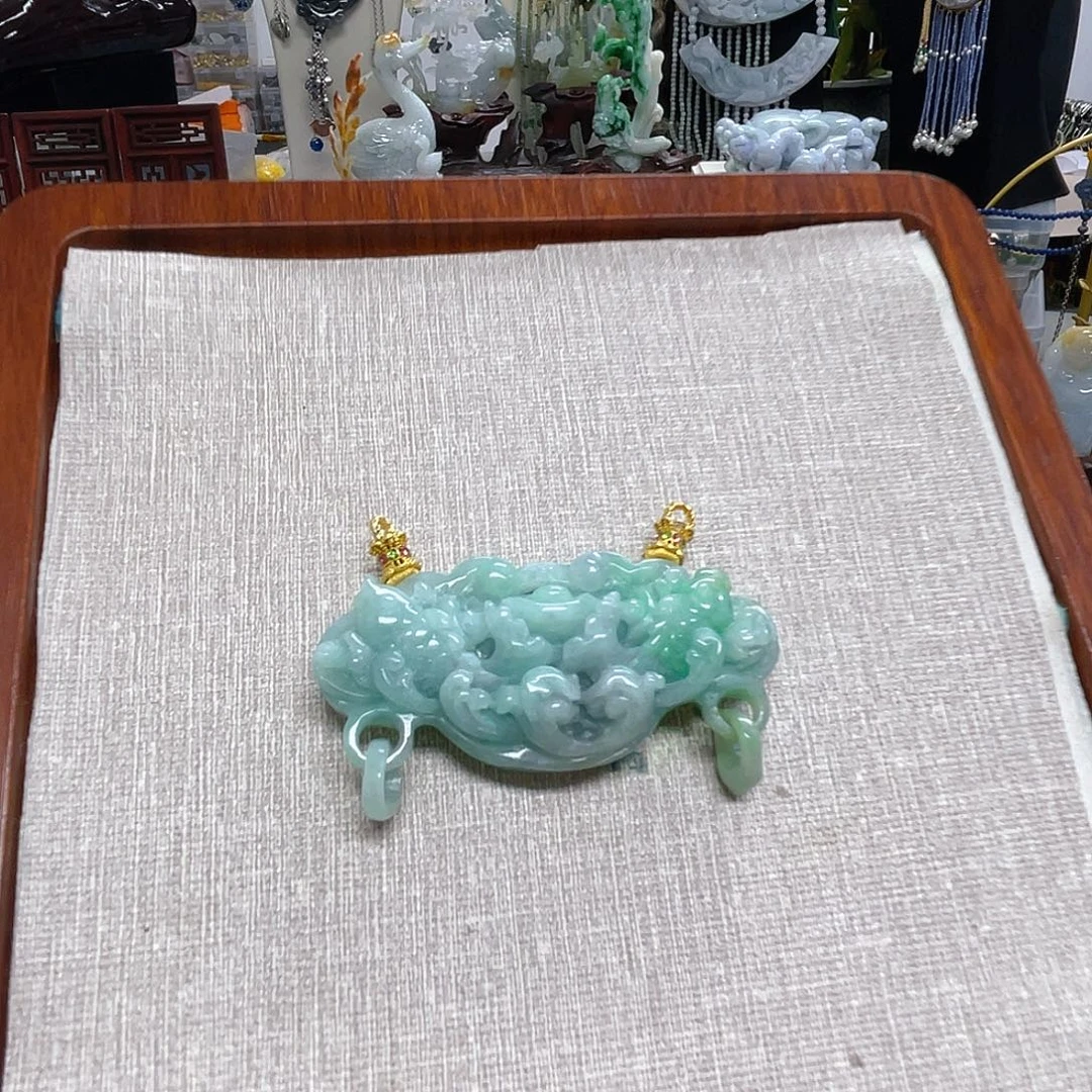 翡翠未镶嵌颈饰绿锁