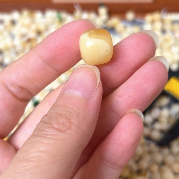 蜜蜡未镶嵌裸石13.4mm一个