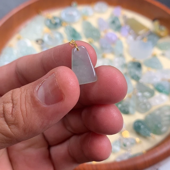 翡翠颈饰18K金镶嵌小*娘随型