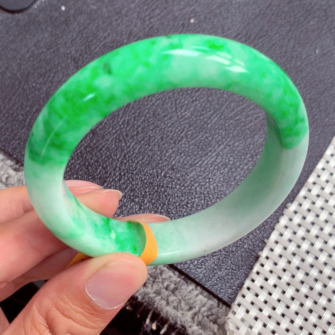 翡翠手镯未镶嵌缅甸