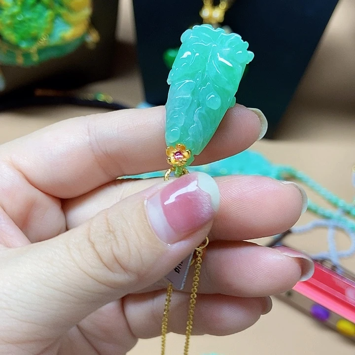 翡翠未镶嵌颈饰吊坠