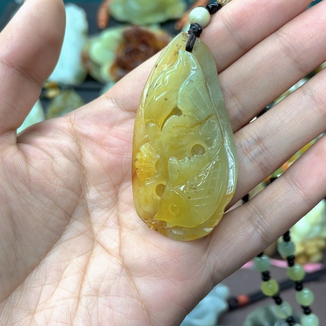 蛇纹石玉颈饰未镶嵌