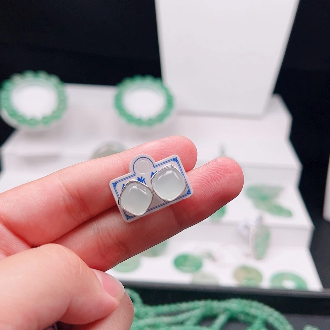 思***念银S925镶嵌石英质玉耳钉