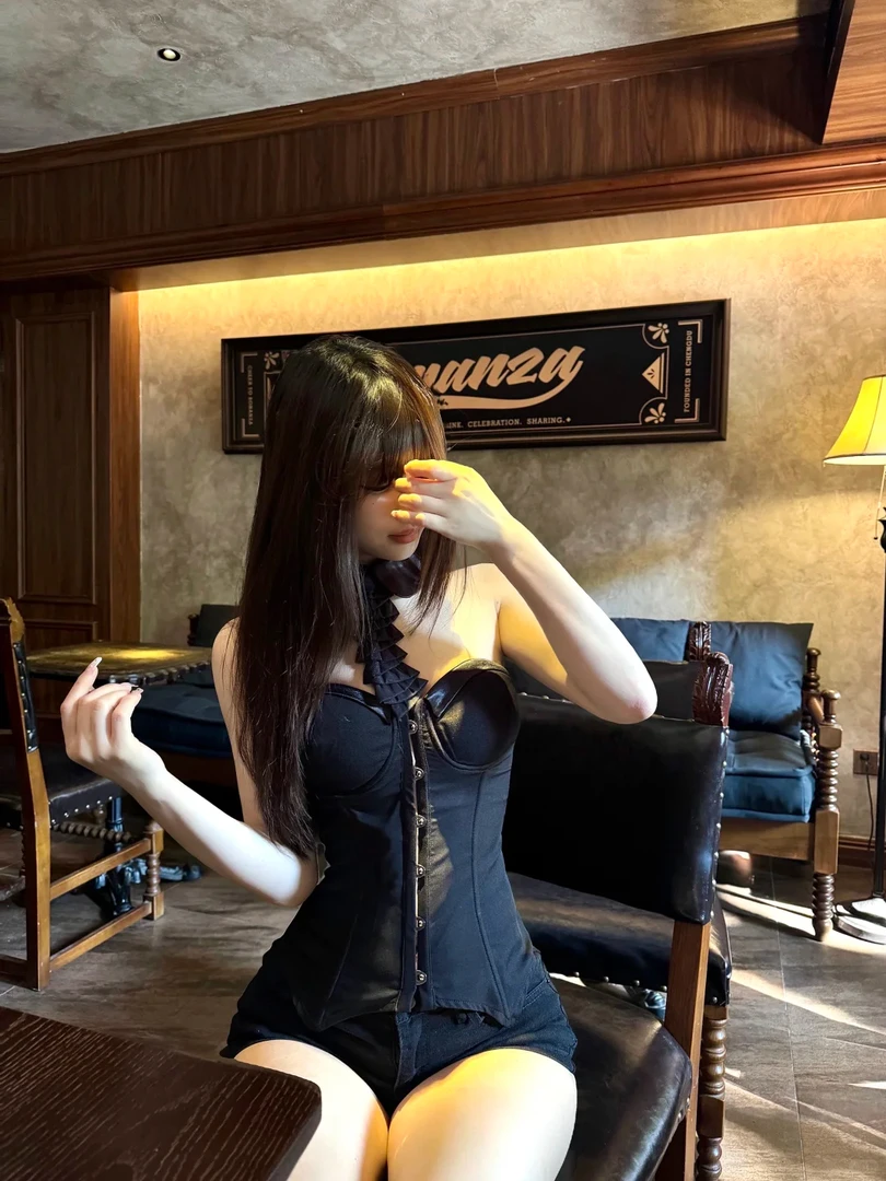 优雅复古修身黑色缎面高级精致性感假领胸衣上衣配显瘦短裤套装女