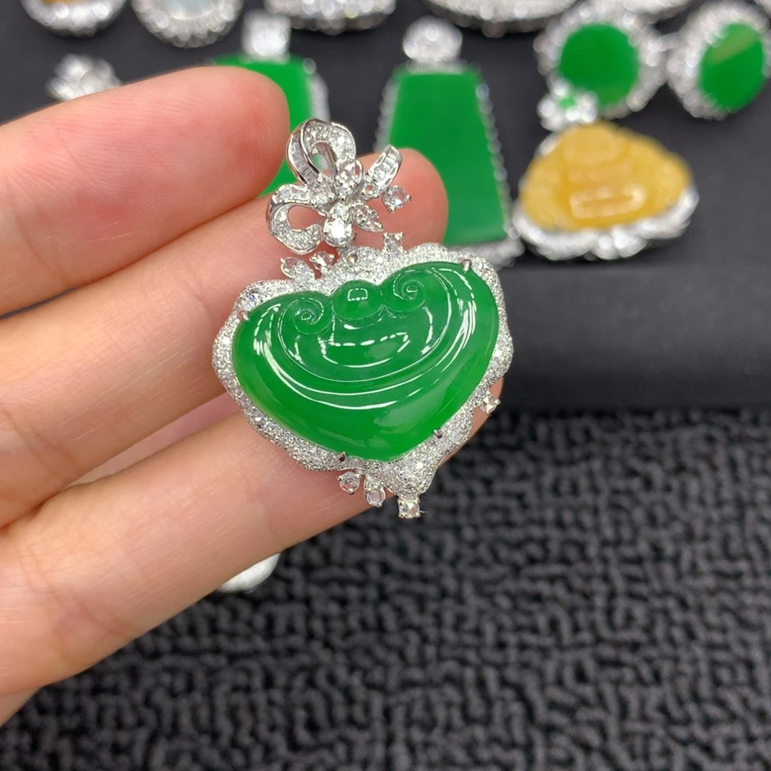 翡翠18K金镶嵌颈饰如意