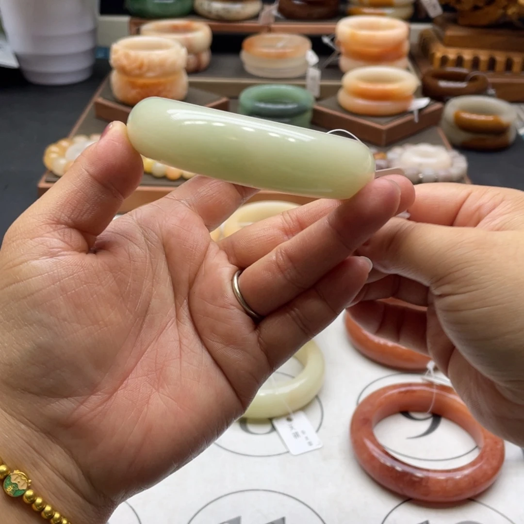 草***原石英岩玉未镶嵌手镯