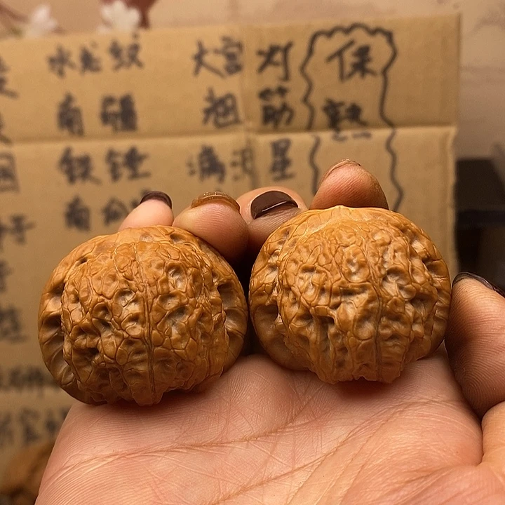 文玩核桃吊坠血麒麟