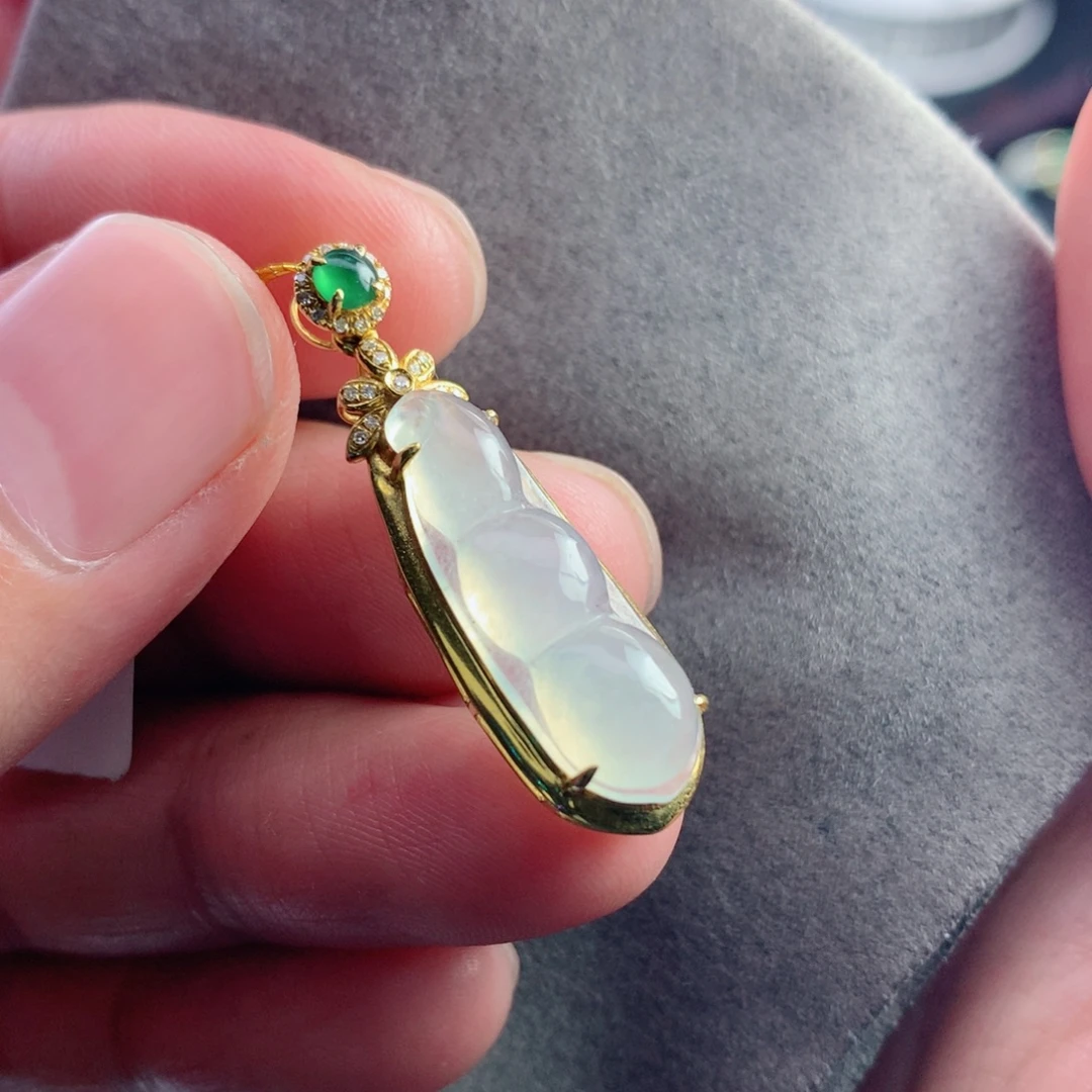 翡翠未镶嵌颈饰福豆