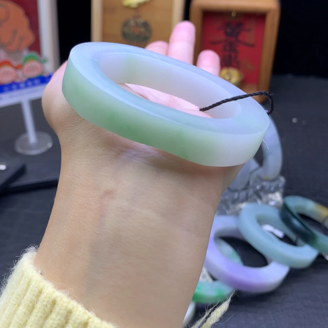 定制翡翠未镶嵌翡翠手镯