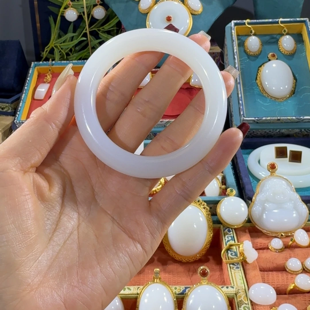 Y***i和田玉未镶嵌颈饰