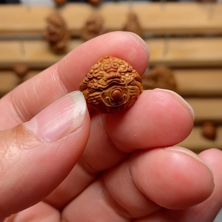 白**子桃核雕刻貔貅单颗